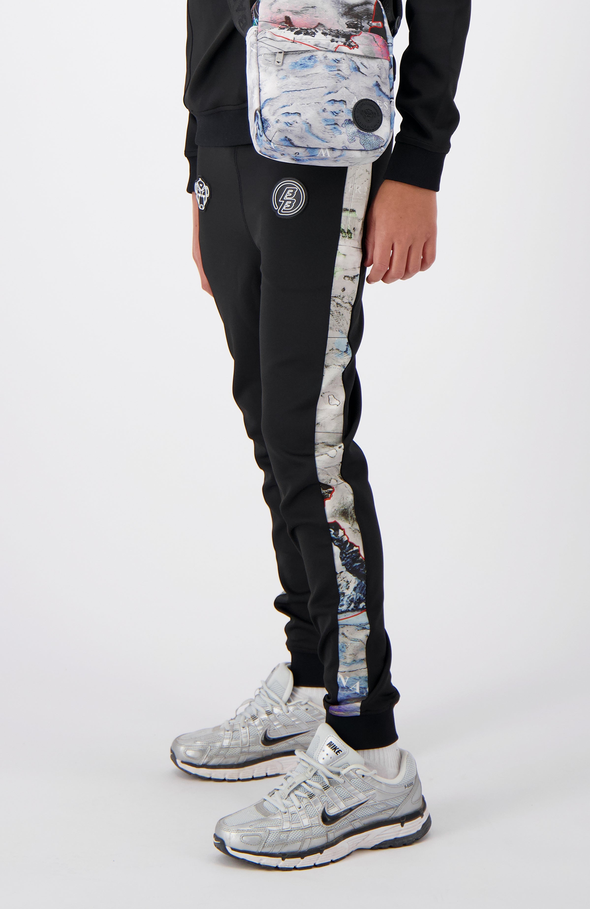 //blackbananas.com/cdn/shop/files/SATELITE_TRACKPANTS_2.224.4.13-000000-BOTTOM-02_{width}x.jpg?v=1727089711