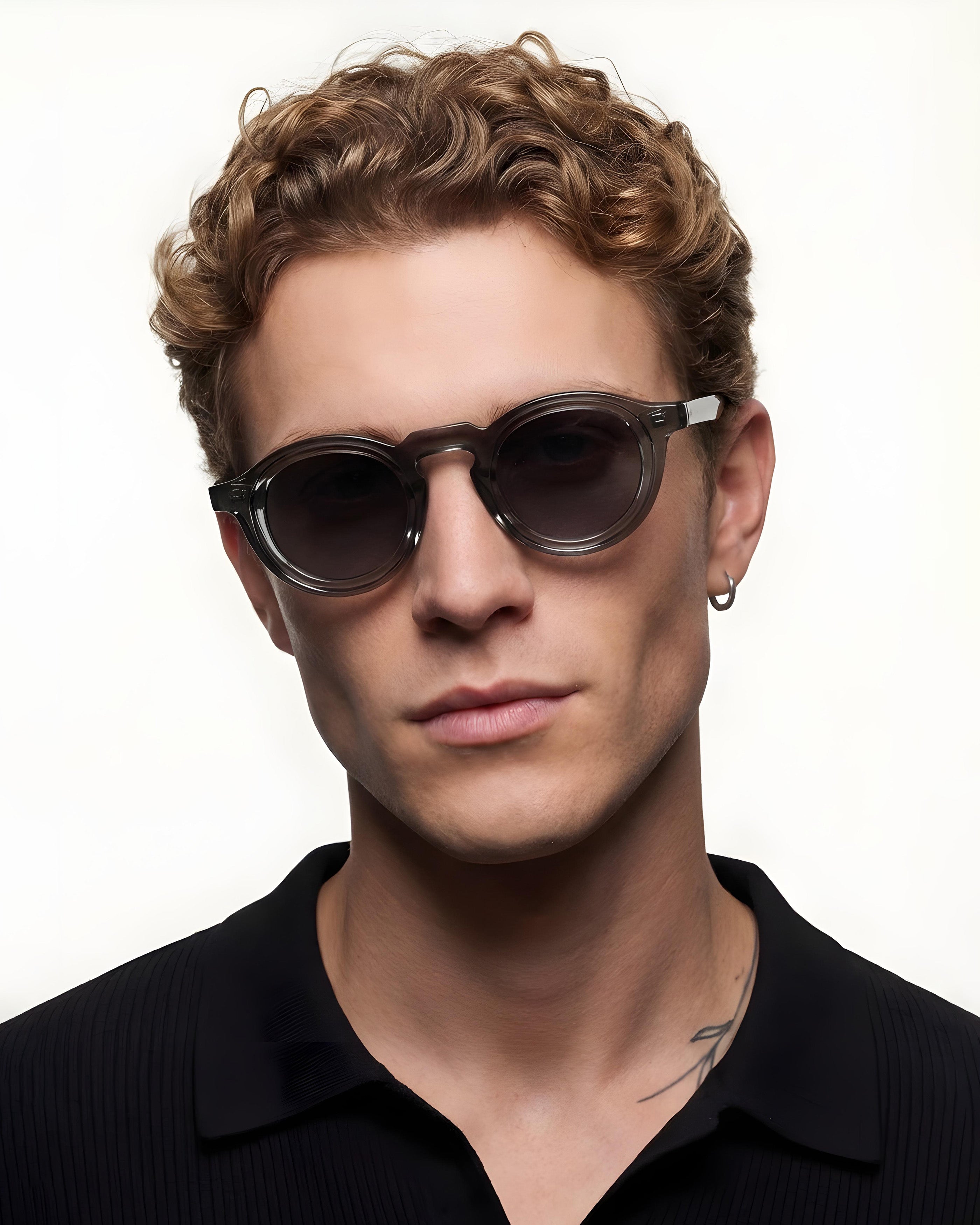 EINFARBIGE SONNENBRILLE | Grau