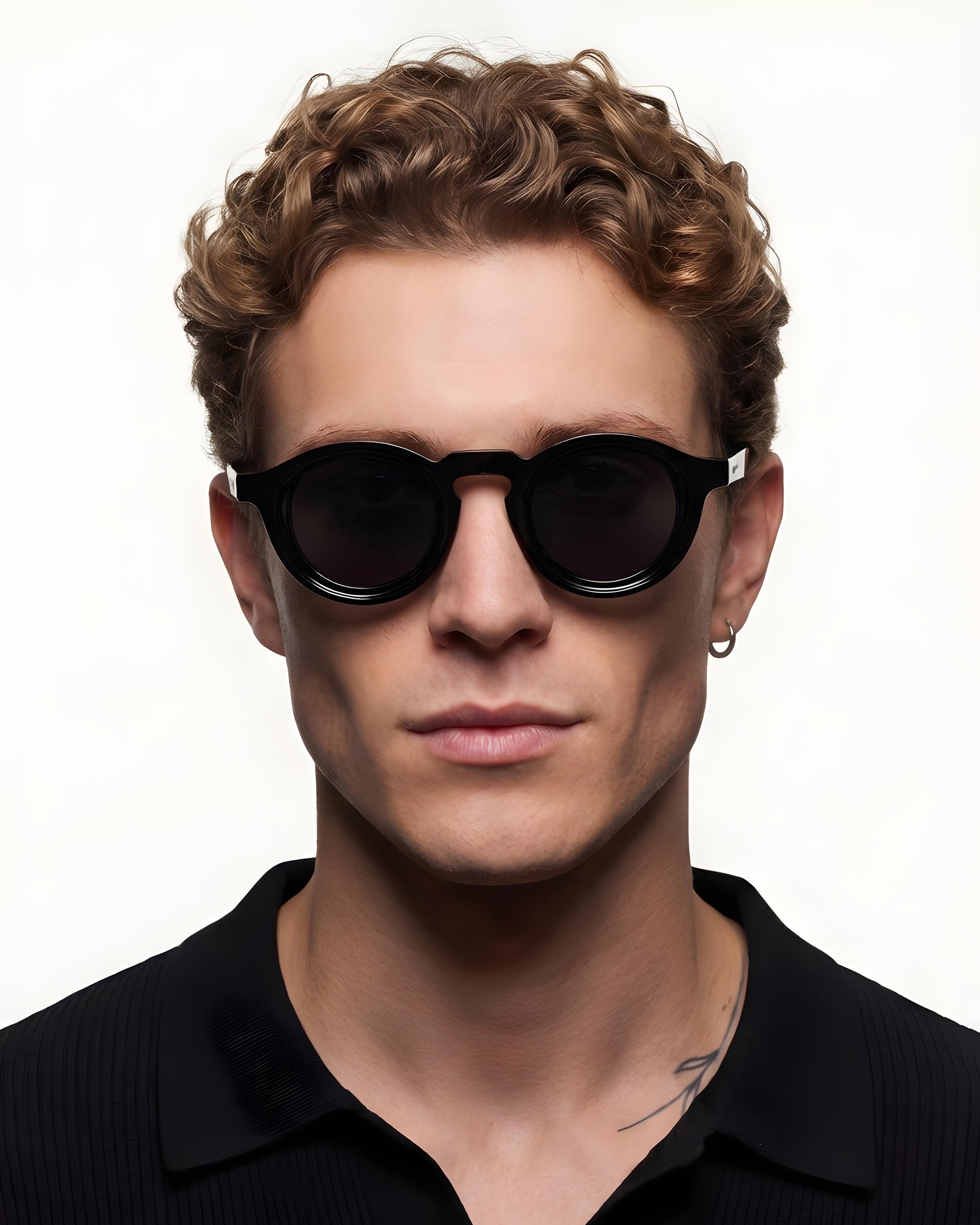 EINFARBIGE SONNENBRILLE | Schwarz