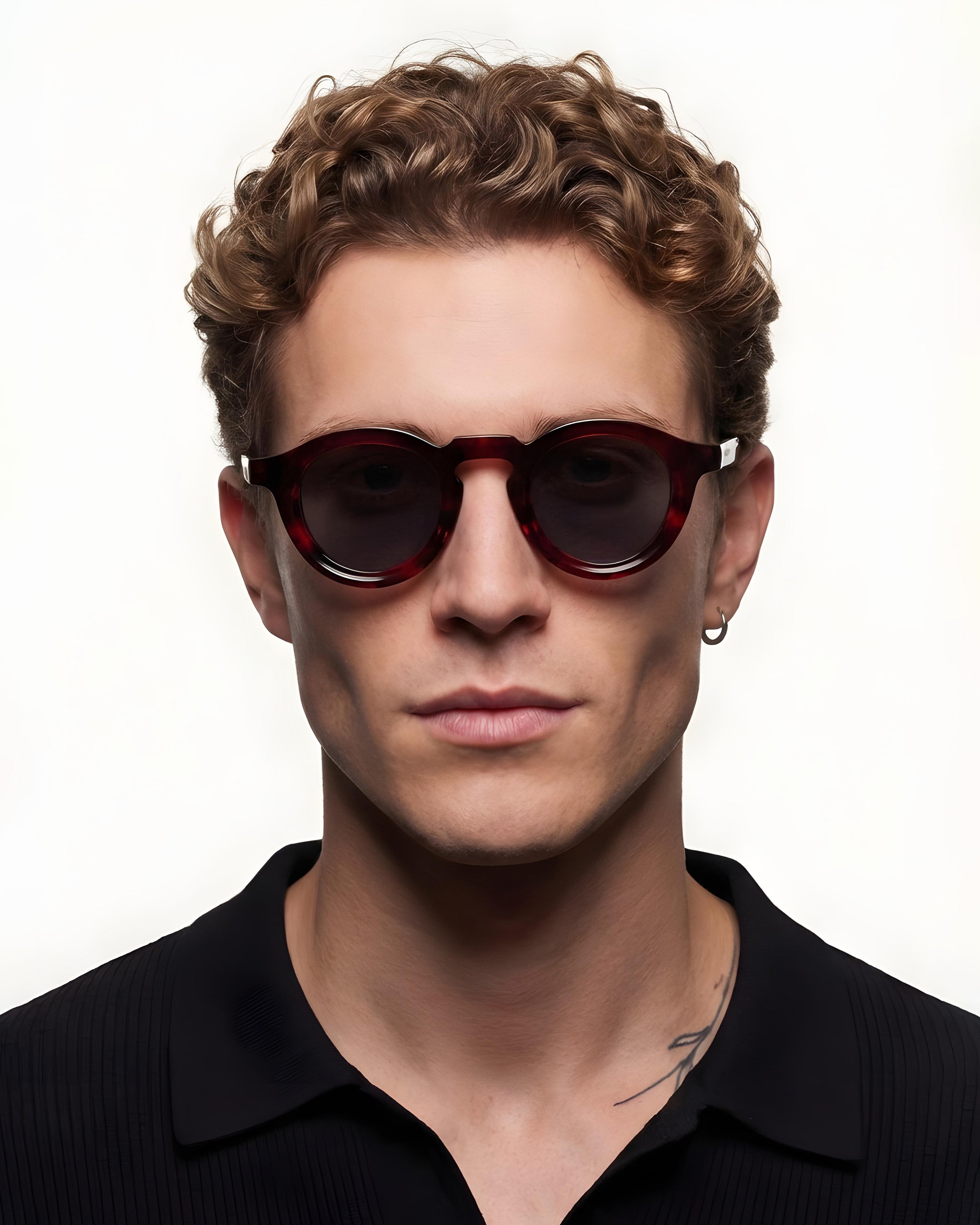 EINFARBIGE SONNENBRILLE | GESPRENKELT BRAUN