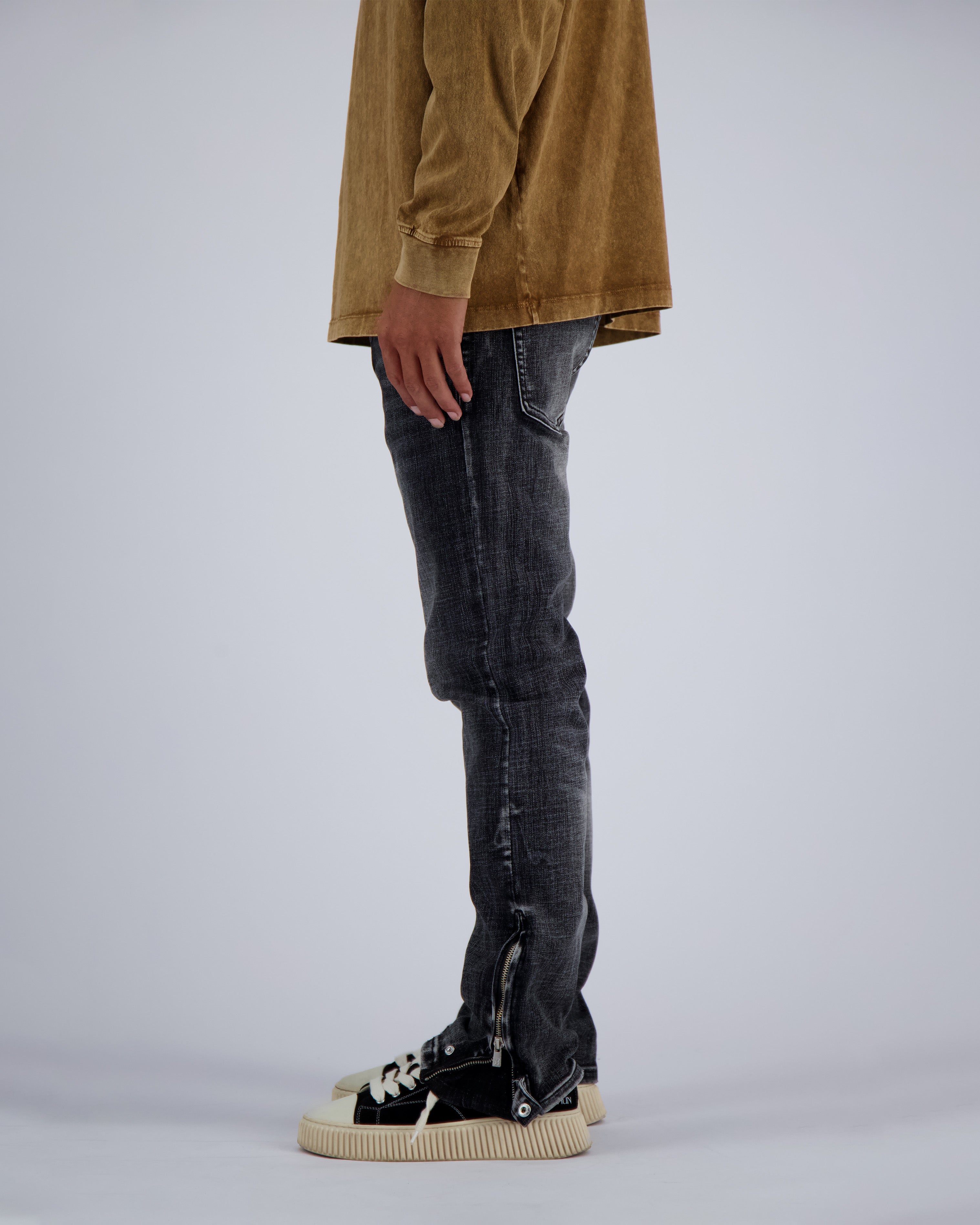 CARBON SLIM DENIM | Black