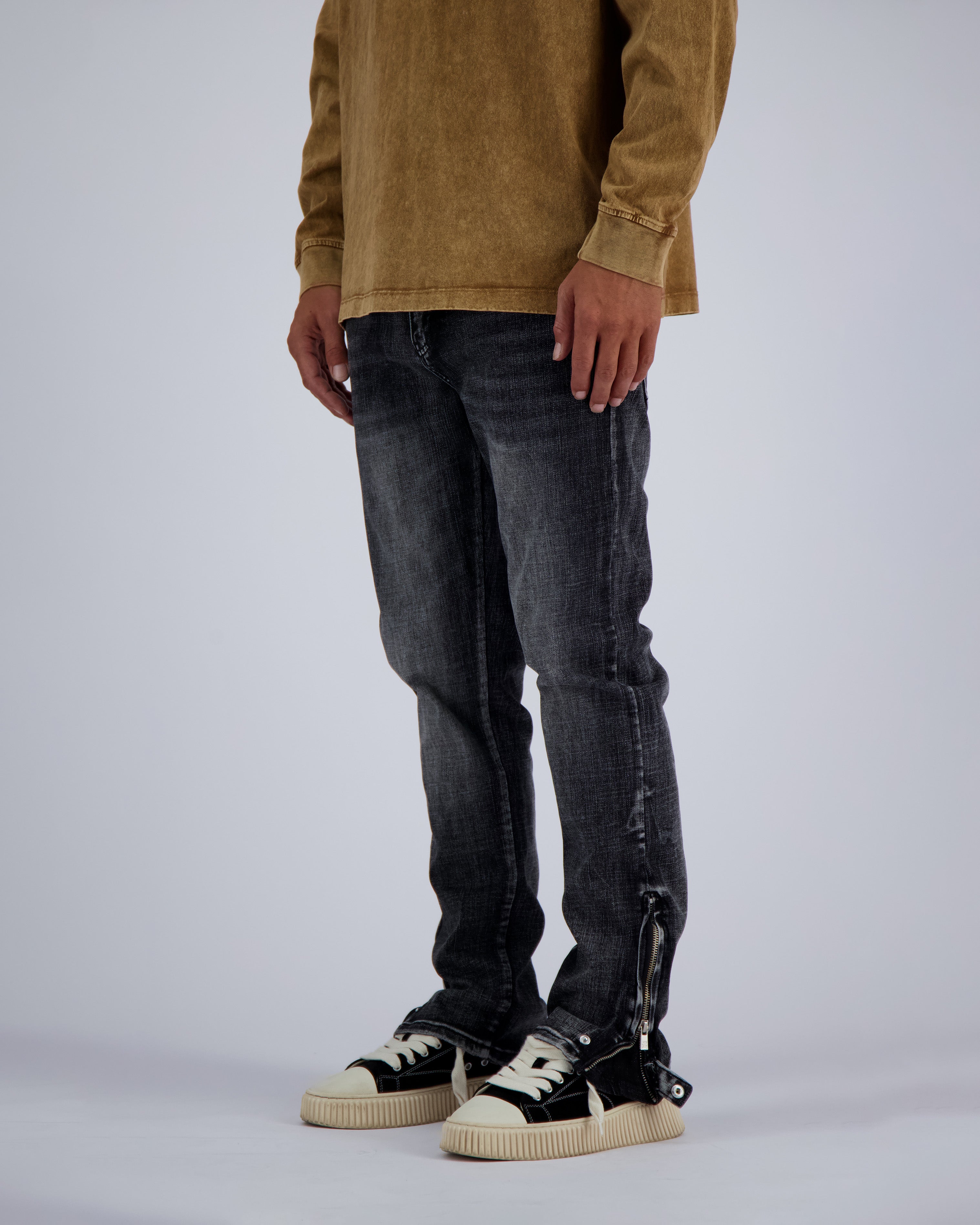 CARBON SLIM DENIM | Black