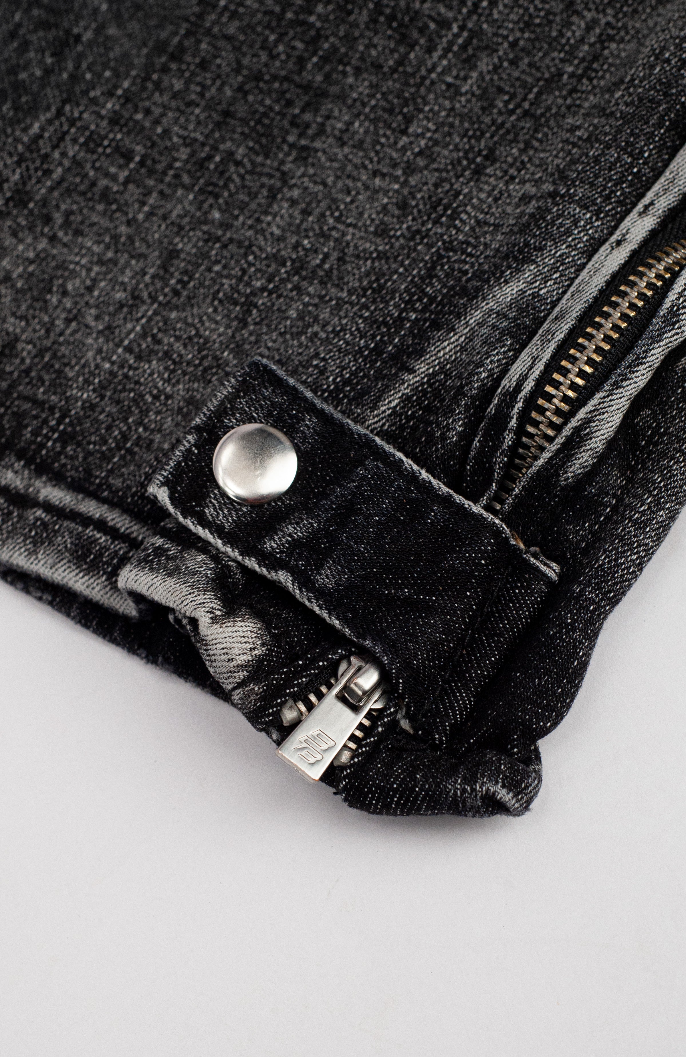 CARBON SLIM DENIM | Black