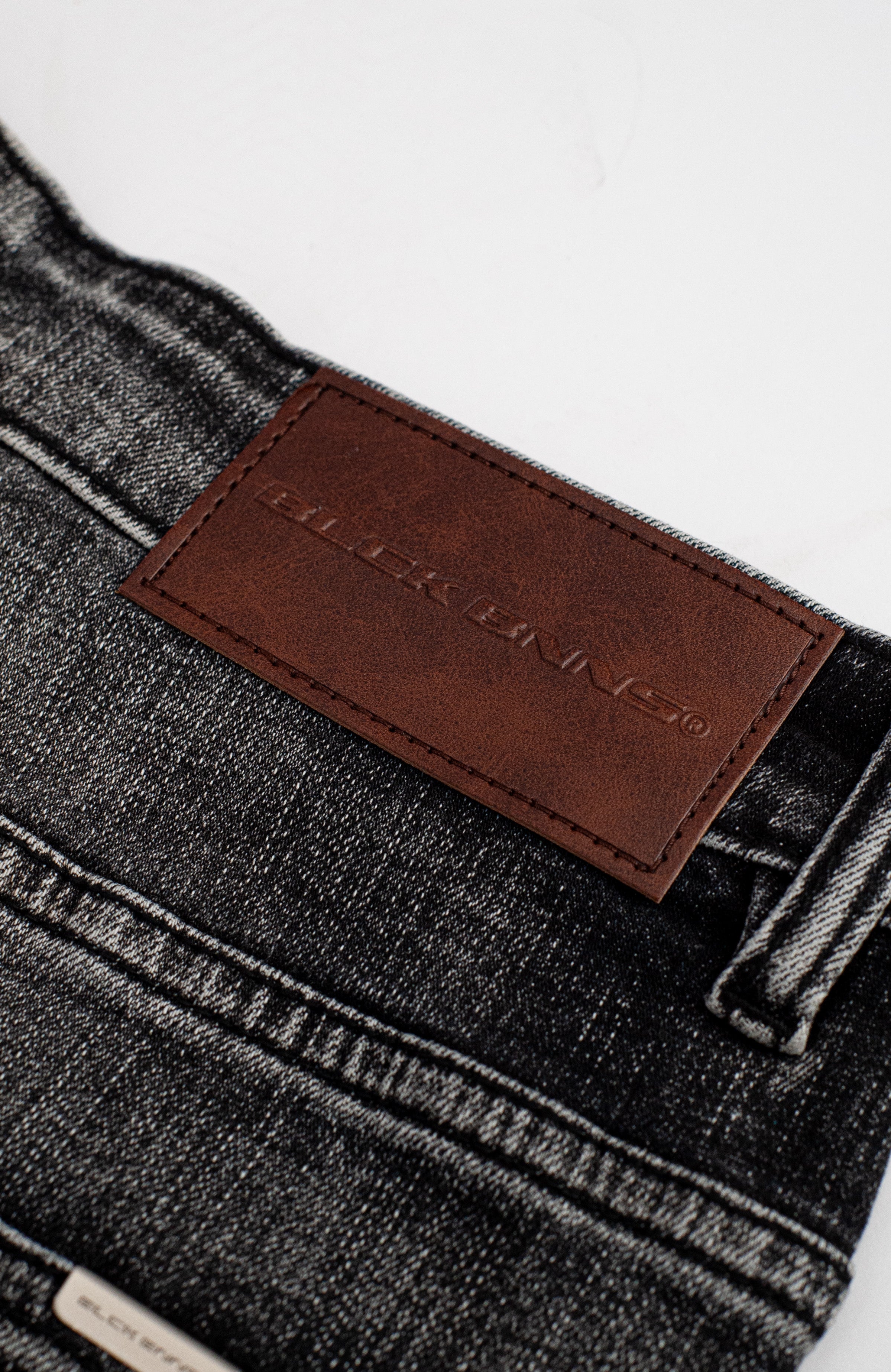 CARBON SLIM DENIM | Black