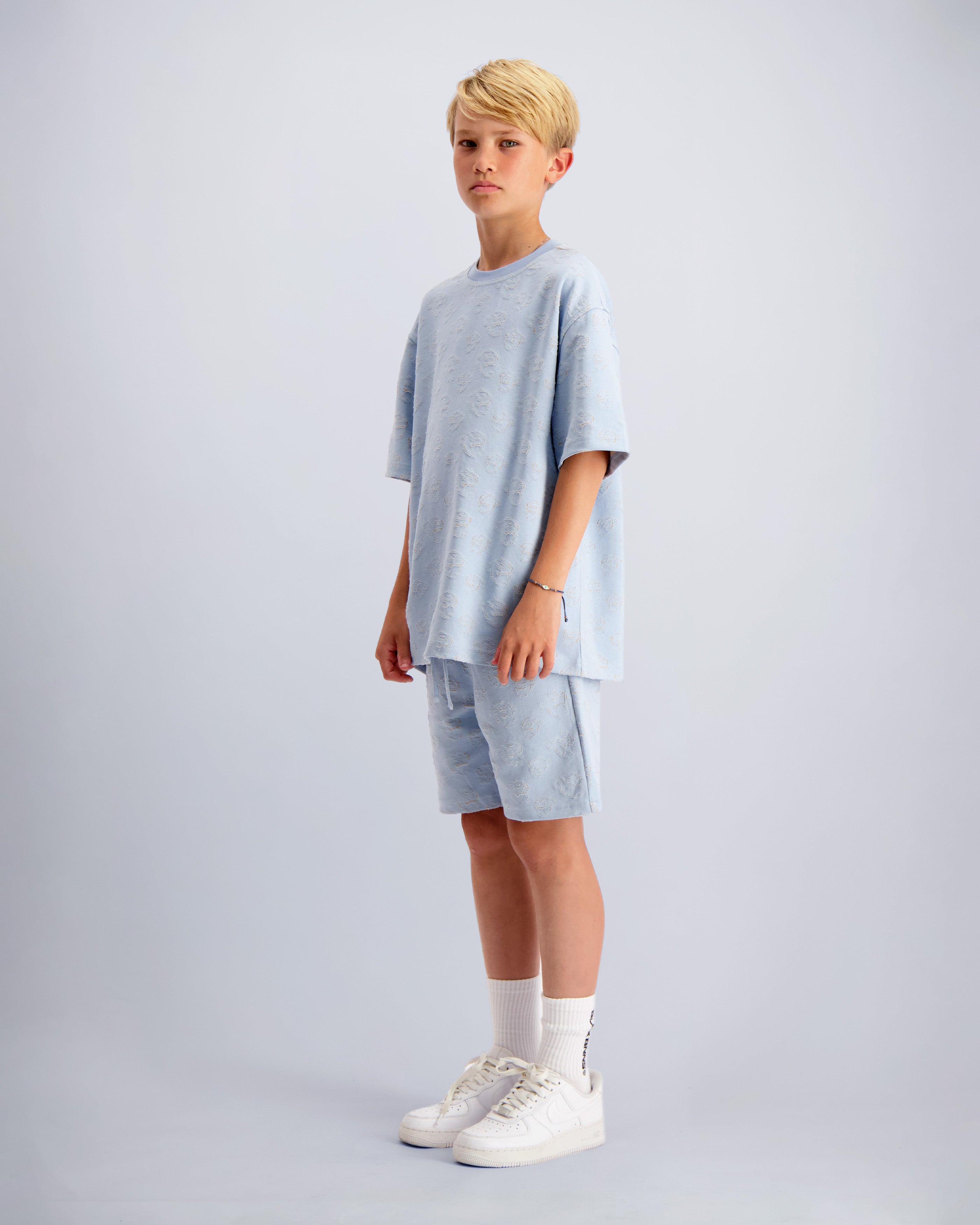 CONJUNTO DE DOS PIEZAS CON DETALLES LÁSER PARA NIÑOS | Azul claro